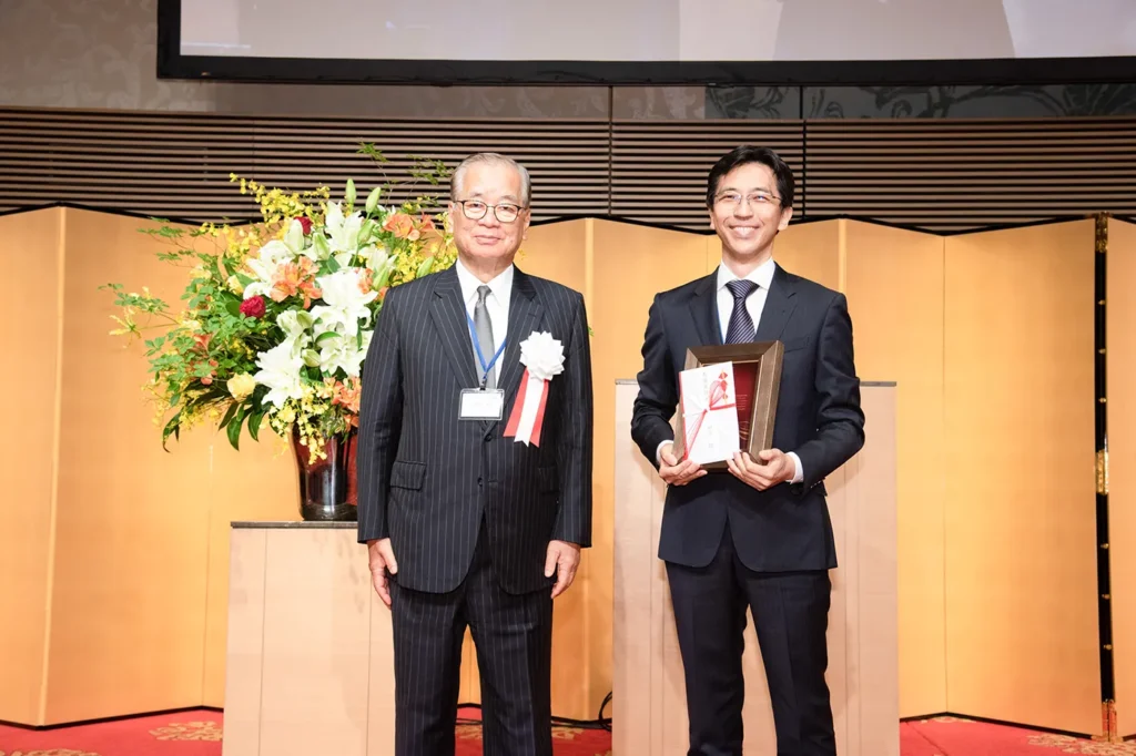 2022年6月受賞記念写真（石井先生）