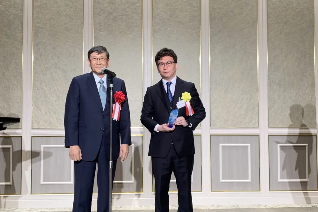 2025年猿田賞受賞記念写真（岡田先生）